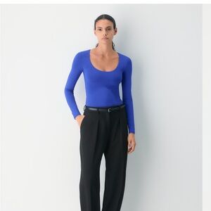 Aritzia Original Contour Scoopneck Longsleeve